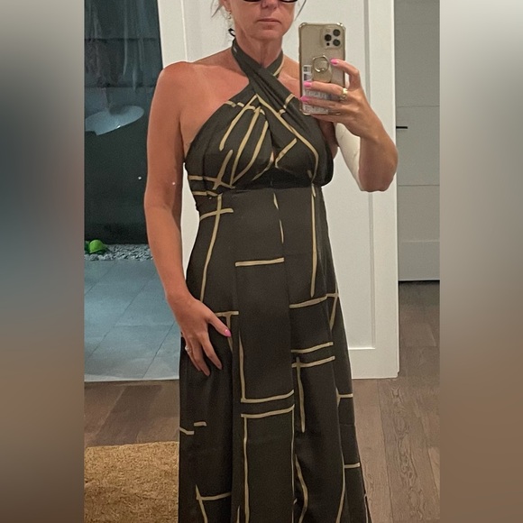 Great fitted crisscross top dress. - Picture 5 of 5